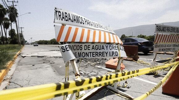 Fugas y zanjas abiertas de Agua y Drenaje afectan movilidad en Escobedo, Nuevo León