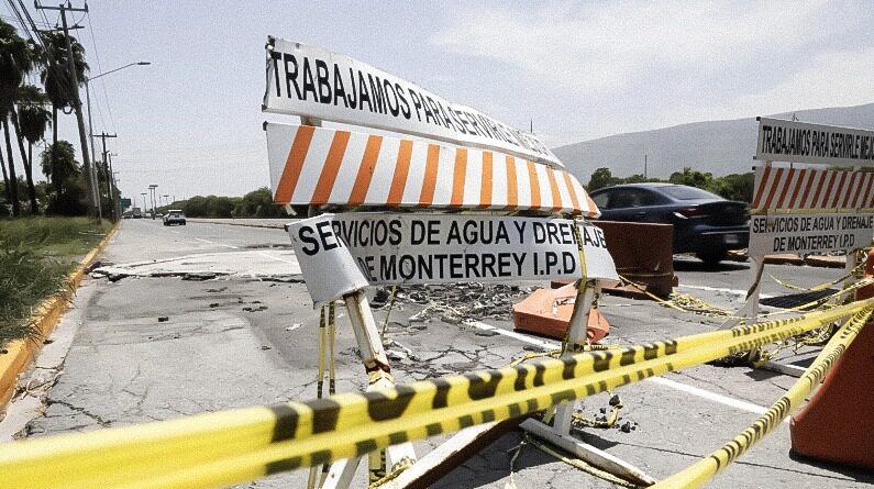 Fugas de aguas negras y obras inconclusas de Agua y Drenaje impactan la movilidad y salud en Escobedo
