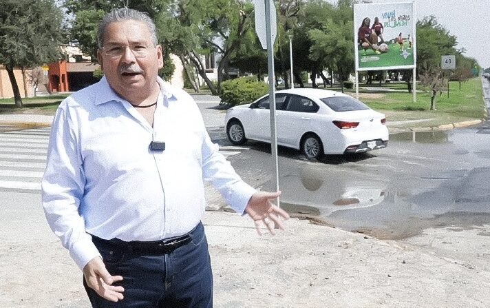 Fugas de aguas negras y obras inconclusas de Agua y Drenaje impactan la movilidad y salud en Escobedo