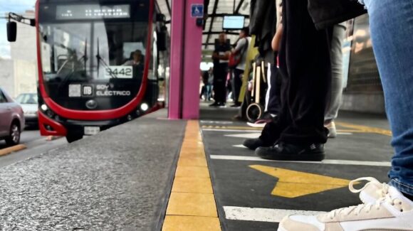Choque entre dos unidades del Metrobús en CDMX deja 16 lesionados en estación Nuevo León