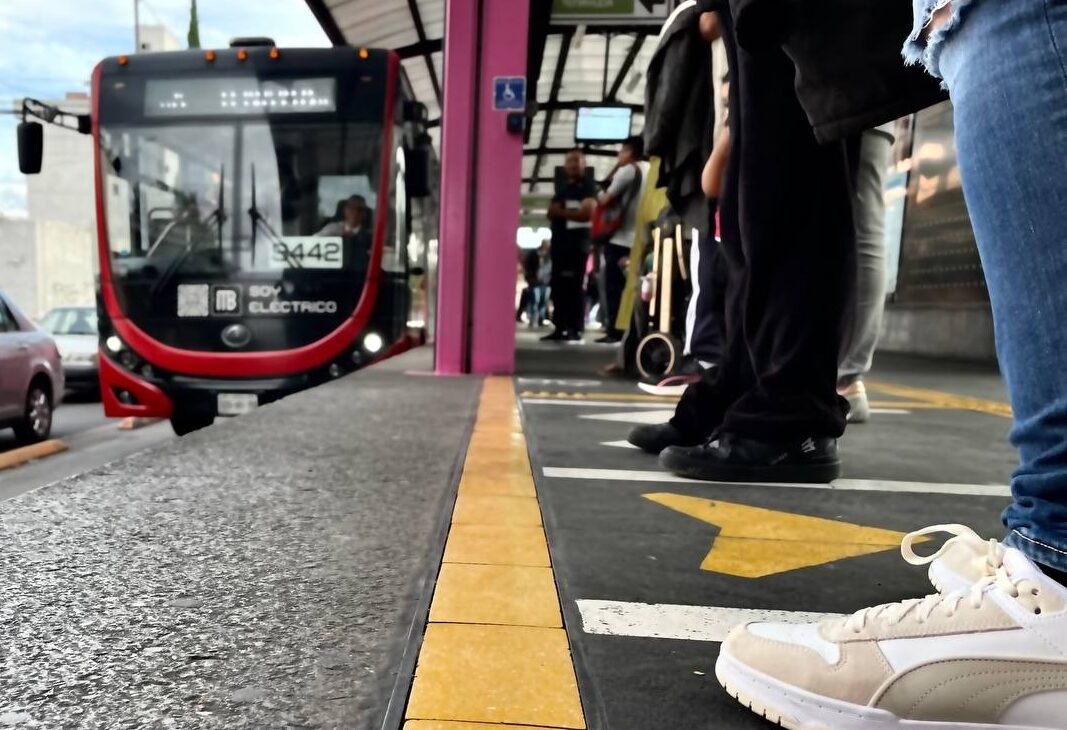 Choque entre dos unidades del Metrobús en CDMX deja 16 lesionados en estación Nuevo León
