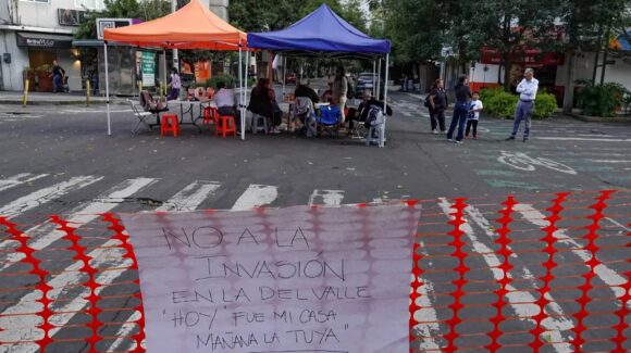 CDMX: Vecinos de la Del Valle bloquean avenida Coyoacán por red de despojo de viviendas; denuncian más de 20 casos