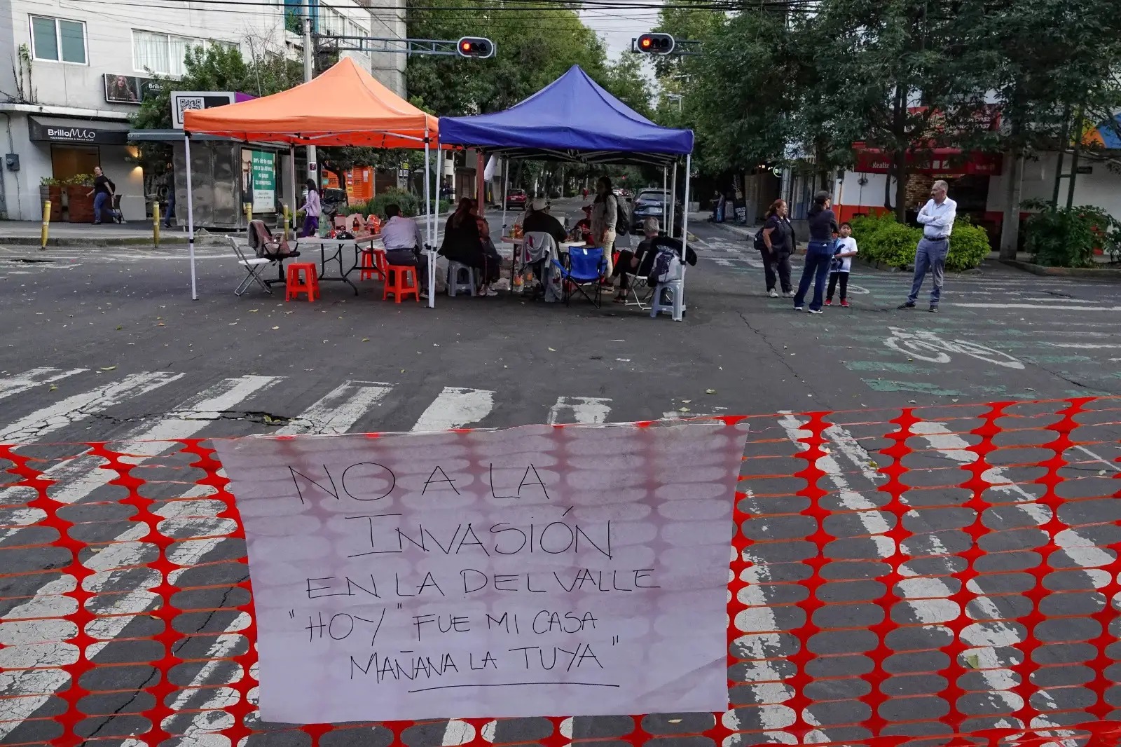 CDMX: Vecinos de la Del Valle bloquean avenida Coyoacán por red de despojo de viviendas; denuncian más de 20 casos