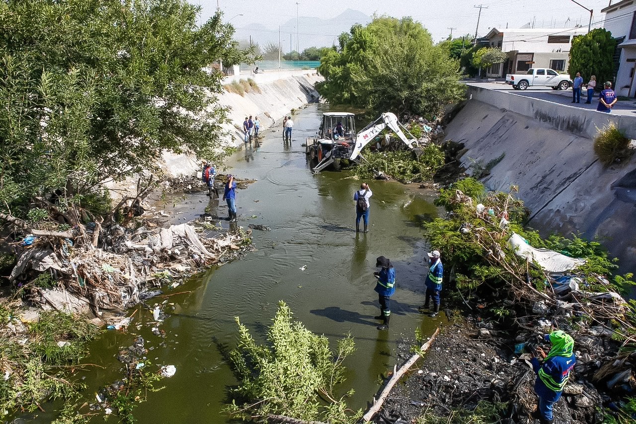 Intensifica el Municipio de Monterrey labores de limpieza en el Canal Aztlán para prevenir inundaciones