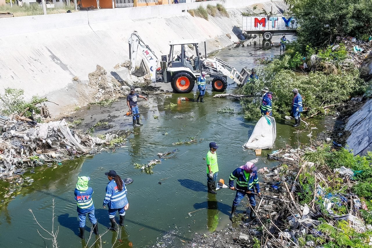 Intensifica el Municipio de Monterrey labores de limpieza en el Canal Aztlán para prevenir inundaciones