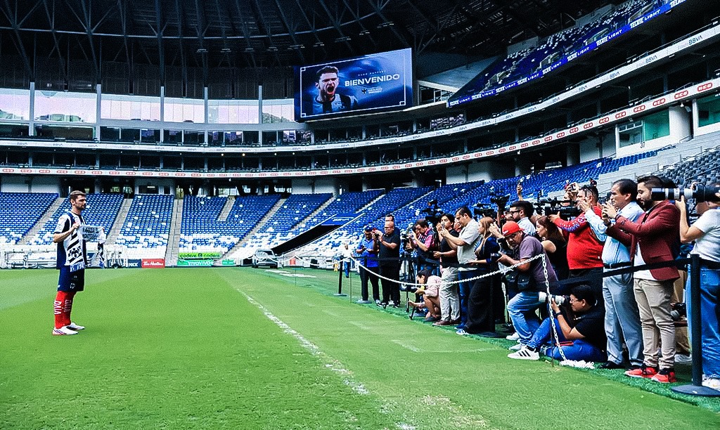 Hugo Cuypers muestra confianza en su adaptación a Rayados tras ser presentado en el Estadio BBVA