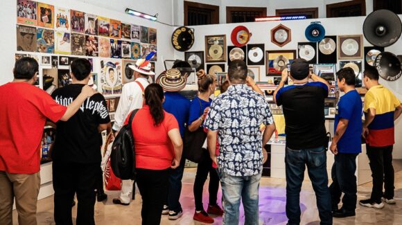 Yasodari Sánchez lleva ‘Sintonía Sonidera’ a la Casa de la Cultura de NL con 20 obras
