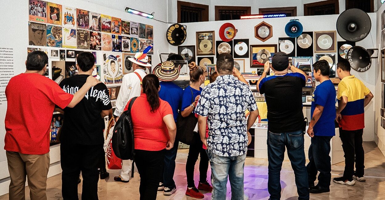 Inauguran la exposición ‘Sintonía Sonidera’ de Yasodari Sánchez en la Casa de la Cultura de Nuevo León