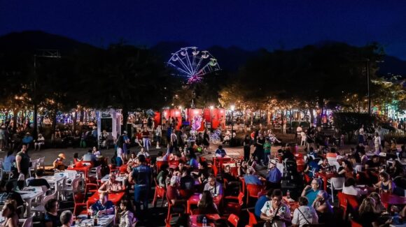 NL: Miles abarrotan el centro de Santiago por las fiestas patronales de Santiago Apóstol