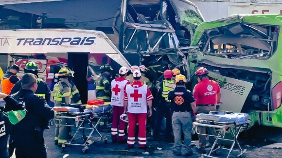 Aparatoso choque entre autobuses en el Centro de Monterrey deja al menos 10 lesionados