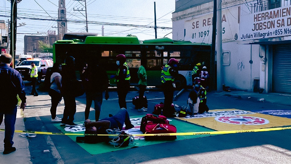 Aparatoso choque entre autobuses en el Centro de Monterrey deja al menos 10 lesionados