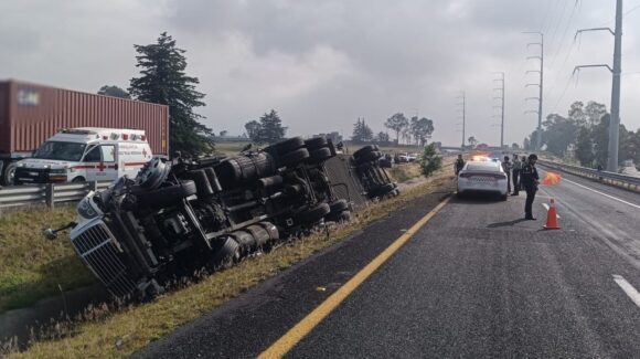 Vuelca tráiler con ácido en la México-Cuernavaca; cierran autopista en ambos sentidos
