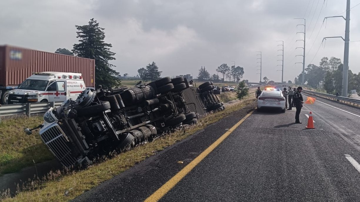 Vuelca tráiler con ácido en la México-Cuernavaca; cierran autopista en ambos sentidos