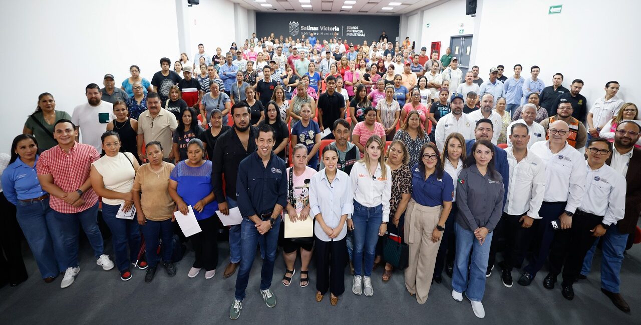 Regularizan servicios de agua potable en Salinas Victoria mediante la entrega de 180 contratos de Agua y Drenaje