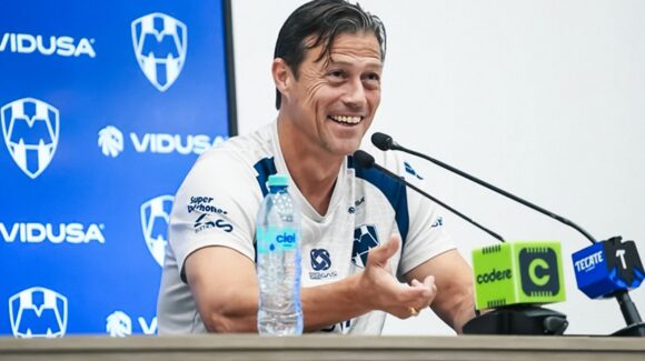 Respalda Matías Almeyda a la zaga albiazul y pide paciencia en el arranque del Apertura 2026