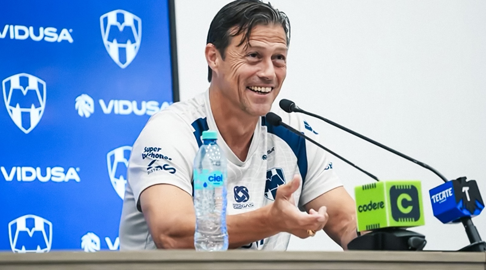 Respalda Matías Almeyda a la zaga albiazul y pide paciencia en el arranque del Apertura 2026
