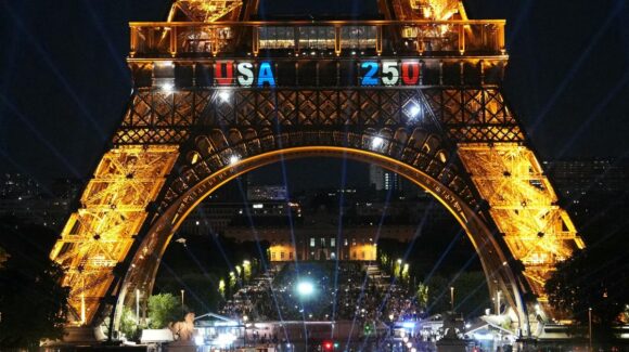 Arrestan a un hombre en París por colocar bandera estadounidense en la Torre Eiffel