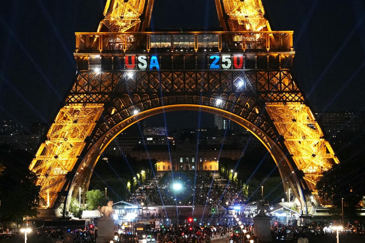 Arrestan a un hombre en París por colocar bandera estadounidense en la Torre Eiffel