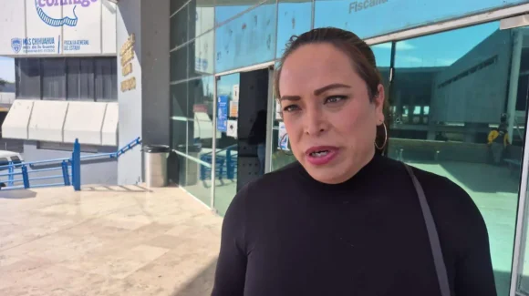 Activistas trans se desnudan en señal de protesta durante una conferencia de prensa en el Congreso de Chihuahua
