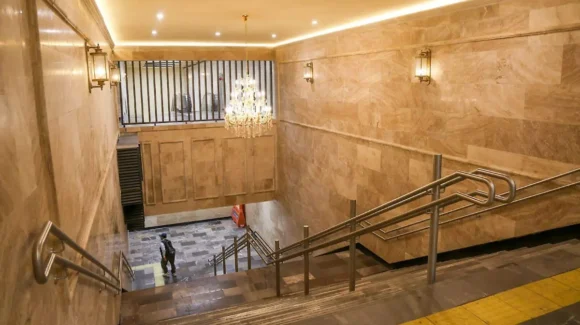 El Metro de CDMX gastó hasta 56 mil pesos por un candelabro victoriano durante la remodelación de la estación Hidalgo