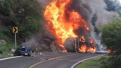 VIDEO: Explosión de pipa cierra carretera Iguala-Cuernavaca; hay 5 heridos