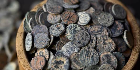 Arqueólogos en Reino Unido hallan una moneda romana de 1,700 años de antigüedad