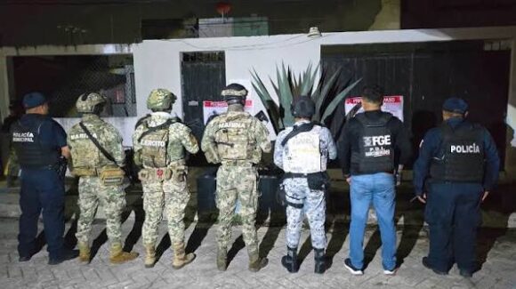 Autoridades de CDMX aseguran un cargamento con 54 kilos de marihuana; la droga se distribuía por una aplicación de taxis