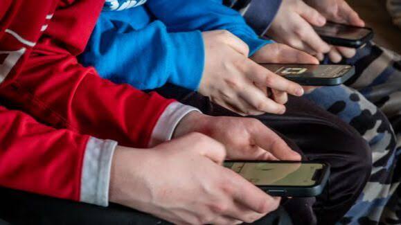 Francia aprueba una ley que prohíbe el acceso a redes sociales a menores de 15 años