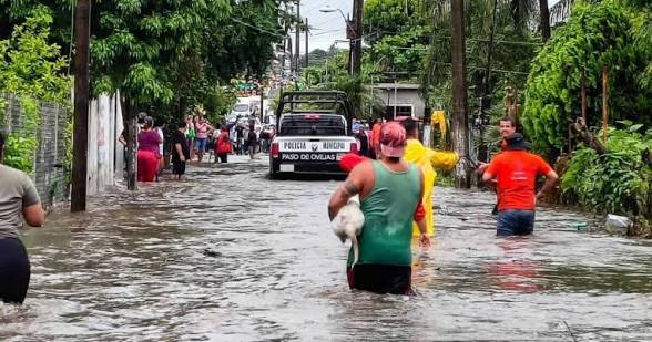 Lluvias en Veracruz provocan severas inundaciones tras el desbordamiento del río Tolomé