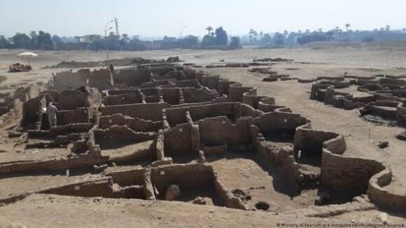 Arqueólogos descubren ciudad antigua en oasis de Egipto