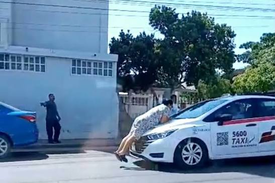 VIDEO: Una mujer se aferra al cofre de un taxi en Tabasco tras una disputa por el cobro de una deuda