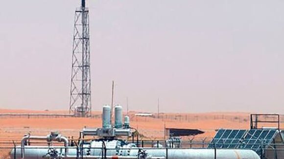Arabia Saudita reduce el precio de su petróleo crudo por reapertura del Estrecho de Ormuz