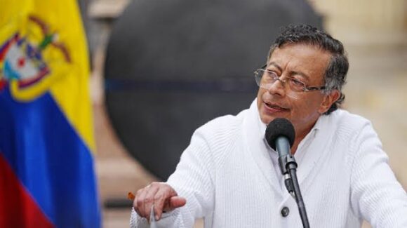 La aprobación de Gustavo Petro sube casi tres puntos antes de dejar la presidencia de Colombia; según encuesta
