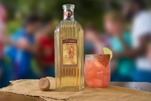 Cofepris alerta sobre falsificación y adulteración de una marca de tequila reposado en plataformas digitales