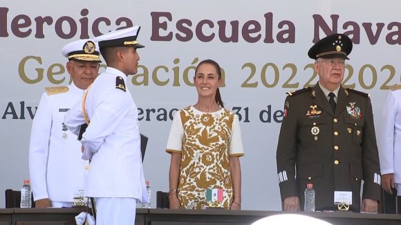 Claudia Sheinbaum encabeza graduación de guardiamarinas de la Heroica Escuela Naval Militar