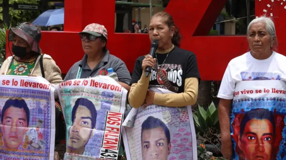Padres de los 43 normalistas de Ayotzinapa exigen condena contra Ángel Aguirre por ocultar evidencias en el caso