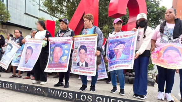 Padres de los 43 normalistas reclaman avances en la investigación de Ayotzinapa; piden fortalecer acusación contra Ángel Aguirre