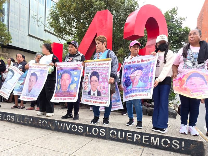 Padres de los 43 normalistas reclaman avances en la investigación de Ayotzinapa; piden fortalecer acusación contra Ángel Aguirre