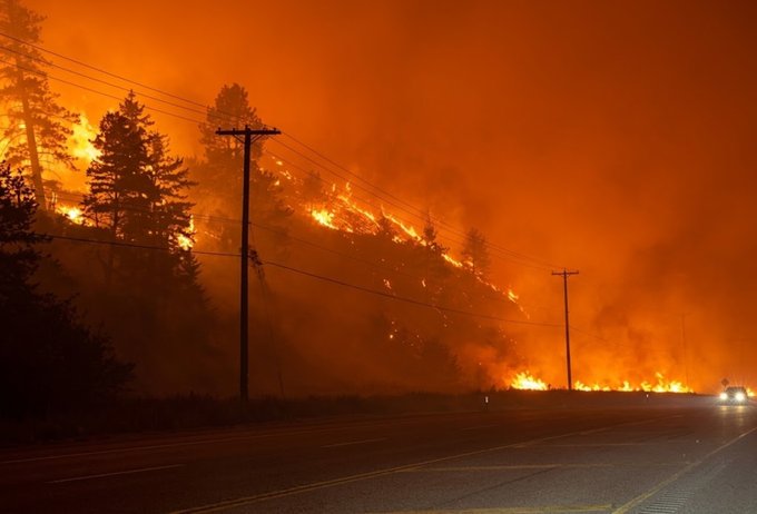 Incendios forestales avanzan en Columbia Británica, Canadá, y destruyen decenas de viviendas