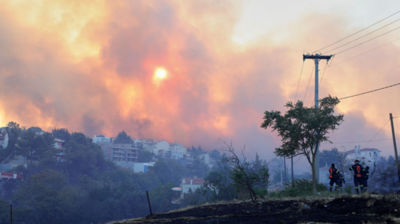 Incendios forestales cerca de Atenas obligan a evacuar comunidades en Grecia