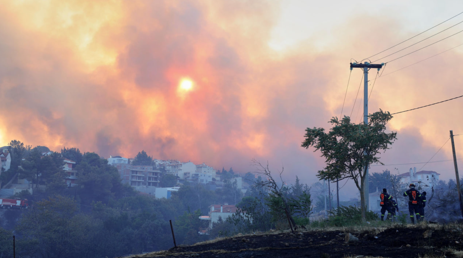 Incendios forestales cerca de Atenas obligan a evacuar comunidades en Grecia
