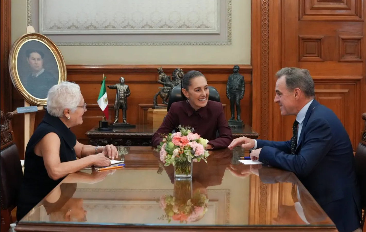 Sheinbaum recibe a Niall Ferguson en Palacio Nacional para dialogar sobre México y la relación con EU