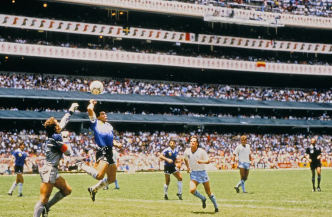 Balón de la ‘Mano de Dios’ de Maradona será subastado por millones de dólares