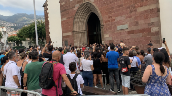 Miles de personas creyeron que Cristiano Ronaldo se casaba y abarrotaron una iglesia en Portugal