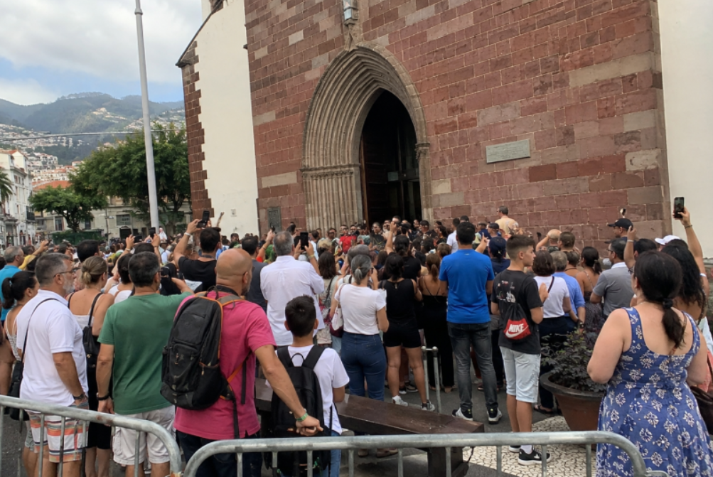 Miles de personas creyeron que Cristiano Ronaldo se casaba y abarrotaron una iglesia en Portugal