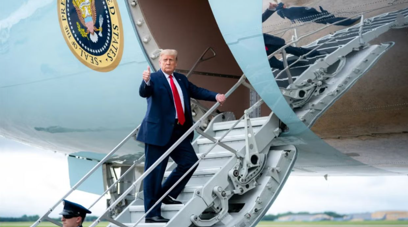 Trump habría salido de Turquía en secreto a bordo de avión militar por amenaza de Irán