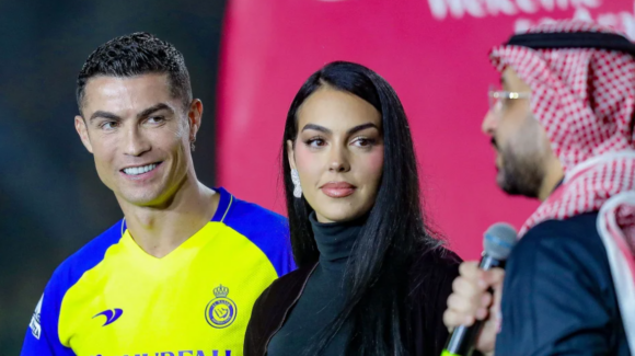 Cristiano Ronaldo reaparece con anillo de casado y sorprende con un nuevo look tras su boda con Georgina