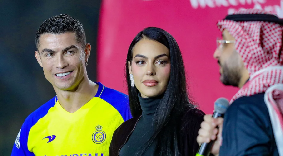 Cristiano Ronaldo reaparece con anillo de casado y sorprende con un nuevo look tras su boda con Georgina