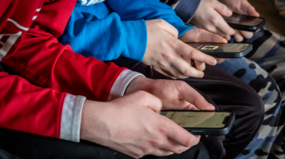 Tribunal de Francia anuló la ley que prohibía a los menores de 15 años usar redes sociales