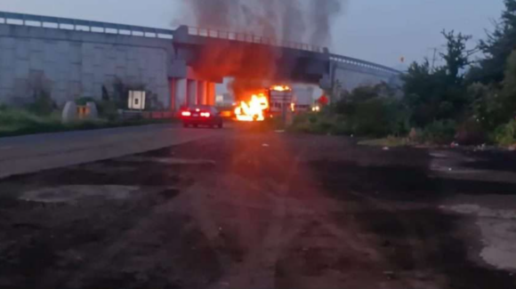 Bloqueos y quema de vehículos paralizan carreteras de Michoacán; hay despliegue policial y militar